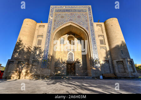 Nadir Schlafcouch begi Madrasah. Teil der architektonischen Komplex in Buchara, Usbekistan runde bekannte Lyabi-Hauz Stockfoto