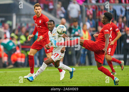 München, Deutschland. 26 Okt, 2019. Fußball FC Bayern München - FC Union Berlin, München, 26. Oktober 2019. Alphonso Davies, FCB 19 Leon Goretzka, FCB 18 konkurrieren um die Kugel, Bekämpfung, Duell, Kopfzeile, Zweikampf, Action, Kampf gegen Sheraldo BECKER, Union Berlin 27 FC BAYERN MÜNCHEN - FC Union Berlin - DFL-Bestimmungen verbieten die Verwendung von Fotografien als BILDSEQUENZEN und/oder quasi-VIDEO - 1. Credit: Peter Schatz/Alamy leben Nachrichten Stockfoto