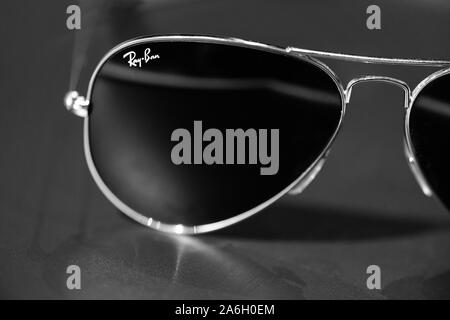 Gold Ray Ban Aviator Sonnenbrille auf schwarzem Hintergrund Stockfoto