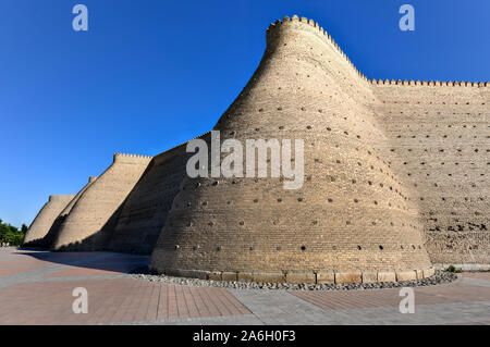 Mauer der Festung (ARK) Buchara, Usbekistan. Die Lade von Buchara ist eine massive Festung in der Stadt Buchara, Usbekistan, dass Ursprünglich wurde entfernt Stockfoto