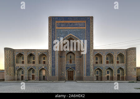 Abdullah Khan Medrese bietet die perfekt dekorierten Innenhof mit den blauen Fliesen- traceries an den Wänden in Buchara, Usbekistan. Stockfoto