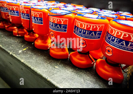 Spende Dosen für die Royal British Legion Poppy Appell an einem geheimen Ort gesammelt und von Freiwilligen, Erinnerung gezählt, RBL Stockfoto