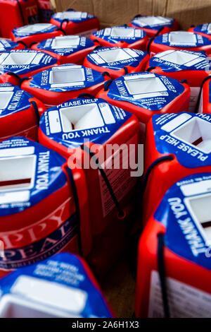 Spende Dosen für die Royal British Legion Poppy Appell an einem geheimen Ort gesammelt und von Freiwilligen, Erinnerung gezählt, RBL Stockfoto