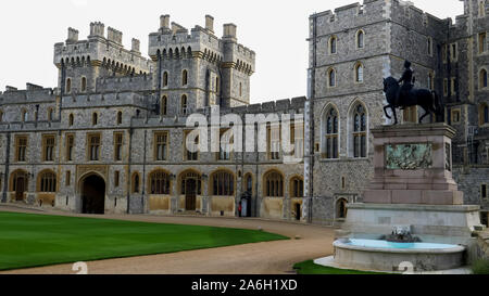 LONDON, ENGLAND - Oktober, 4 2017: das Viereck und einem Queens Guard im Schloss Windsor Stockfoto