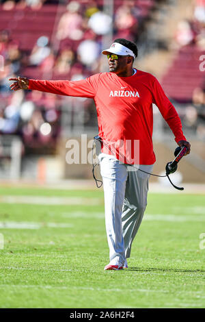 Stanford, Kalifornien, USA. 26 Okt, 2019. Arizona-wildkatzen haupttrainer Kevin Sumlin während der NCAA Football Spiel zwischen den Arizona Wildcats und der Stanford Cardinal bei Stanford Stadium in Stanford, Kalifornien. Chris Brown/CSM/Alamy leben Nachrichten Stockfoto