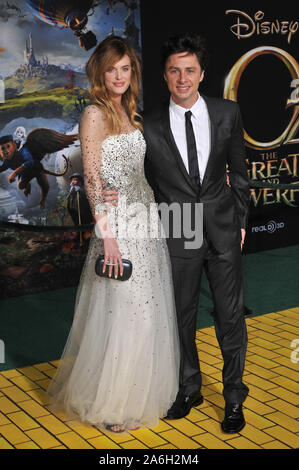 LOS ANGELES, Ca. Februar 13, 2013: Zach Braff & Freundin Taylor Bagley bei der Weltpremiere seines Films "Oz: Die Großen und Mächtigen' am El Capitan Theatre, Hollywood. © 2013 Paul Smith/Featureflash Stockfoto