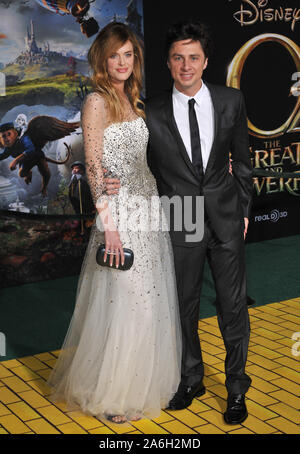 LOS ANGELES, Ca. Februar 13, 2013: Zach Braff & Freundin Taylor Bagley bei der Weltpremiere seines Films "Oz: Die Großen und Mächtigen' am El Capitan Theatre, Hollywood. © 2013 Paul Smith/Featureflash Stockfoto