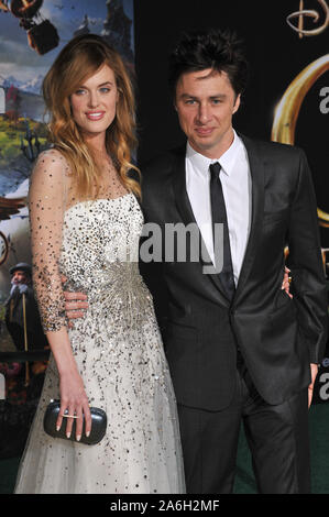 LOS ANGELES, Ca. Februar 13, 2013: Zach Braff & Freundin Taylor Bagley bei der Weltpremiere seines Films "Oz: Die Großen und Mächtigen' am El Capitan Theatre, Hollywood. © 2013 Paul Smith/Featureflash Stockfoto