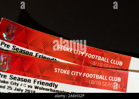 Stoke City Football Club Tickets für eine Jahreszeit freundlich, auf einem schwarzen Hintergrund isoliert Stockfoto