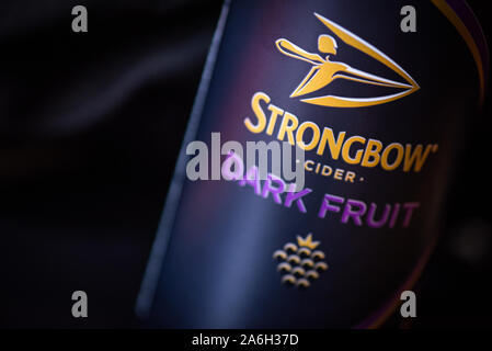 Eine kalte Strongbow dunklen Früchten bereit, auf einem schwarzen Hintergrund zu Trank, Pint von dunklen Früchten Stockfoto