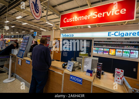 Die Customer Service Desk bei Tesco Express im Longton, Kunden mit verschiedenen Problemen und Beschwerden dienen Stockfoto