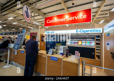 Die Customer Service Desk bei Tesco Express im Longton, Kunden mit verschiedenen Problemen und Beschwerden dienen Stockfoto