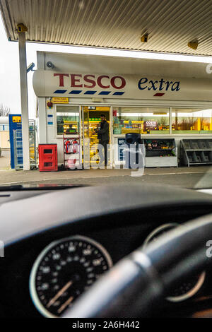 Blick auf die Tesco Extra Tankstelle shop, Store auf dem Fahrersitz eines BMW Motor Car Stockfoto