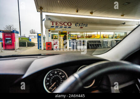 Blick auf die Tesco Extra Tankstelle shop, Store auf dem Fahrersitz eines BMW Motor Car Stockfoto