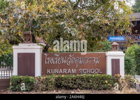 Ko Samui, Thailand - 18. März 2019: Wat Khunaram buddhistischen Tempel und Kloster. Zeichen der Schule an das Heiligtum vor Garten und Bui Stockfoto