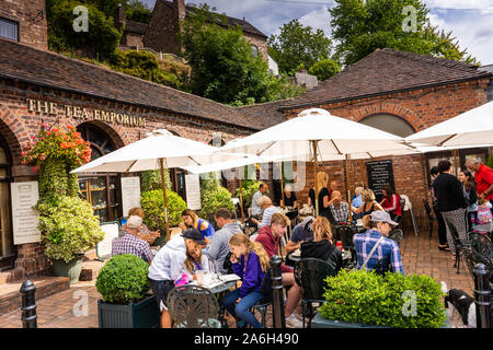 Kunden, genießen Sie eine Erfrischung und Essen im Emporium Café in Ironbridge High Street, einem geschäftigen blühende Café im Herzen von Ironbridge, der von der Bridge Stockfoto