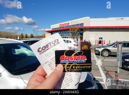 Montreal, Kanada - 26. Oktober 2019: eine Hand mit einem Eingang und Costco Mitgliedskarte Costco Lager. Costco ist ein amerikanisches Unternehmen, das Stockfoto