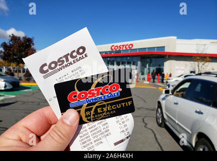 Montreal, Kanada - 26. Oktober 2019: eine Hand mit einem Eingang und Costco Mitgliedskarte Costco Lager. Costco ist ein amerikanisches Unternehmen, das Stockfoto