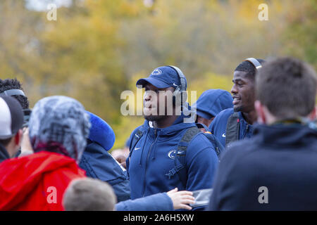 East Lansing, Michigan, USA. 26 Okt, 2019. Penn State Nittany Lion fans Grüße die Spieler vor dem Spiel gegen Michigan State bei Spartan Stadium. Credit: Scott Mapes/ZUMA Draht/Alamy leben Nachrichten Stockfoto