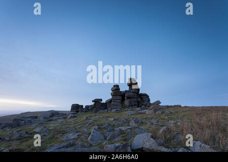 Landschaft Foto von granitfelsen am Großen Heften Tor auf Dartmoor National Park mit Kopie Raum Stockfoto