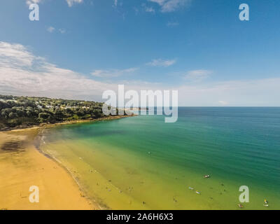 Erstaunlich, Antenne, Ansicht von oben einen wirklich schönen Strand in St Ives, Penzance, Cornwall Carbis Bay, tropischen Meer und klares Wasser Stockfoto