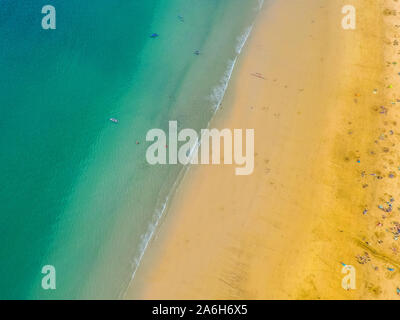 Erstaunlich, Antenne, Ansicht von oben einen wirklich schönen Strand in St Ives, Penzance, Cornwall Carbis Bay, tropischen Meer und klares Wasser Stockfoto