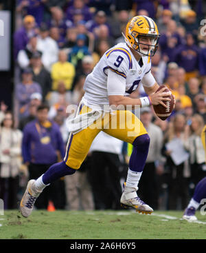 Oktober 26, 2019: 19. Oktober 2019 - Baton Rouge, LA, USA - LSU Quarterback Joe FUCHSBAU (9) Läuft eine erste im ersten Quartal bei Tiger Stadium in Baton Rouge, LA. Credit: Jerome Hicks/ZUMA Draht/Alamy leben Nachrichten Stockfoto