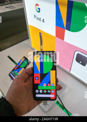 Montreal, Kanada - 26. Oktober 2019: Google Pixel 4 Telefon in einer Hand bei mobilen Speichern. Google Pixel Smartphone ist eine Linie von cellphones Geräte entwickelt Stockfoto