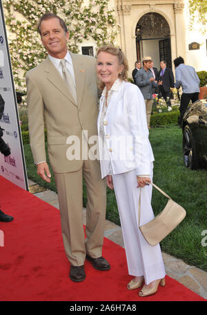 LOS ANGELES, Ca. April 23, 2013: Juliet Mills & Mann Maxwell Caulfield am Launch Party für BritWeek 2013 in der Residenz des britischen Generalkonsul in Los Angeles. © 2013 Paul Smith/Featureflash Stockfoto