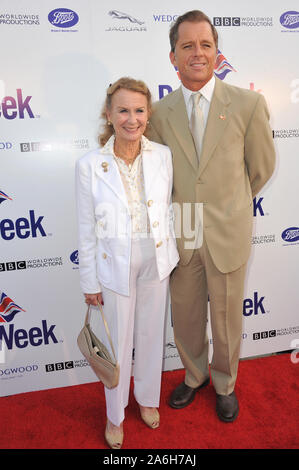 LOS ANGELES, Ca. April 23, 2013: Juliet Mills & Mann Maxwell Caulfield am Launch Party für BritWeek 2013 in der Residenz des britischen Generalkonsul in Los Angeles. © 2013 Paul Smith/Featureflash Stockfoto
