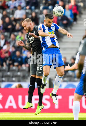 Berlin, Deutschland. 26 Okt, 2019. Vedad Ibisevic (R) von Hertha Mias für Erntevorsatz mit Kevin Vogt von Hoffenheim während eines Deutschen Bundesligaspiel zwischen Hertha BSC und die TSG 1899 Hoffenheim in Berlin, Deutschland, am 26. Oktober, 2019. Credit: Kevin Voigt/Xinhua/Alamy leben Nachrichten Stockfoto