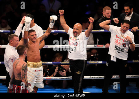 London, Großbritannien. 26 Okt, 2019. Lee Selby (3. links) feiert nach dem gewinn spiel mit Ricky brennt für die Leichte Wettbewerb während unter Kampf Karte von Regis Prograis vs Josh Taylor an der O2-Arena am Samstag, Oktober 26, 2019 in London, Vereinigtes Königreich. Credit: Taka G Wu/Alamy leben Nachrichten Stockfoto