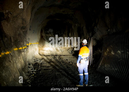 U-Geologe im Bergbau Tunnel Stockfoto