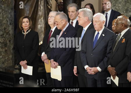 Oktober 24, 2019, Washington, District of Columbia, USA: Von links nach rechts: Sprecher der Vereinigten Staaten des Repräsentantenhauses Nancy Pelosi (Demokrat aus Kalifornien), uns Mehrheitsführer im Senat, Mitch McConnell (Republikaner von Kentucky), US-Senat Minderheit Leader Chuck Schumer (Demokrat von New York), USA Haus Minderheit Führer Kevin McCarthy (Republikaner), US Haus-Majorität Führer Steny Hoyer (Demokrat von Maryland), US-Vertreter John Lewis (Demokrat von Georgia) und uns Haus Assistant demokratischen Führer James Clyburn (Demokrat von South Carolina) nehmen an Gedenkfeiern für UNS R Stockfoto