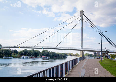 SREMSKA MITROVICA, Serbien - September 24, 2016: Saint Irinej Brücke (Die meisten svetog corring Irineja) der Fluss Sava in Sremska Mitrovica (Serbien). Sremsk Stockfoto
