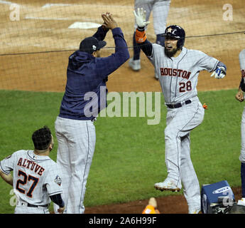 Washington, USA. 26 Okt, 2019. Houston Astros Robinson Chirinos feiert nach homering im 4. Inning von Spiel 4 der World Series an den Angehörigen Park in Washington, DC am Freitag, 26. Oktober 2019. Die Staatsangehörigen führen in der Best-of-Seven-Serie mit 2:0. Foto von Mark AbrahamUPI Quelle: UPI/Alamy leben Nachrichten Stockfoto