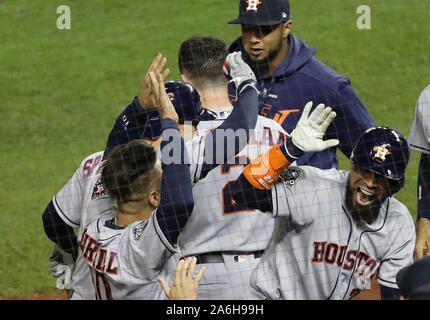 Washington, USA. 26 Okt, 2019. Houston Astros Robinson Chirinos feiert nach einem Homer im 4. Inning von Spiel 4 der World Series an den Angehörigen Park in Washington, DC am Freitag, 26. Oktober 2019. Die Staatsangehörigen führen in der Best-of-Seven-Serie mit 2:0. Foto von Mark AbrahamUPI Quelle: UPI/Alamy leben Nachrichten Stockfoto