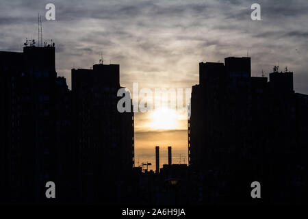 Form der traditionellen kommunistischen Gehäuse Türme in einem Vorort von Belgrad, in Neu Belgrad mit industrieschornsteinen in der Abenddämmerung. Diese Art von hoch erhebt sich ein Stockfoto