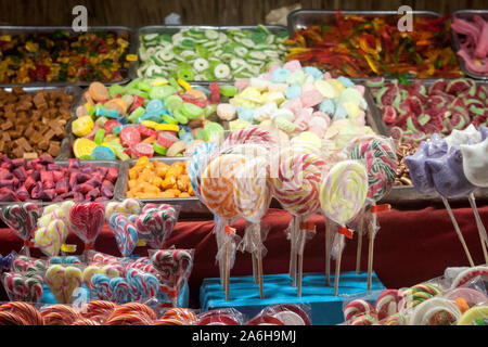 Bonbons, vor allem Gummibärchen Süßigkeiten und lollilpops, diversifizierten, Anzeige in Lose in einem Candy Shop beim Karneval oder ein faires Bild der Stände einer können Stockfoto