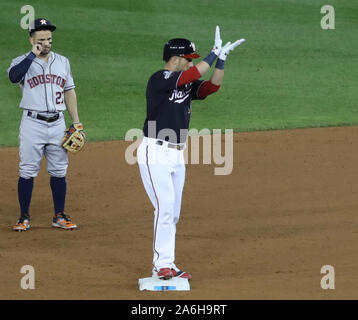 Washington, USA. 26 Okt, 2019. Washington Nationals Yan Gomes gibt ein wenig "Baby Hai' Nach der Verdoppelung der gegen die Houston Astros im dritten Inning von Spiel 4 der World Series an den Angehörigen Park in Washington, DC am Freitag, 26. Oktober 2019. Die Staatsangehörigen führen in der Best-of-Seven Serie 2-1. Foto von Mark AbrahamUPI Quelle: UPI/Alamy leben Nachrichten Stockfoto