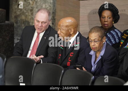 United States House Minderheit Peitsche Steve Scalise (Republikaner von Louisiana) Gespräche mit US-Vertreter John Lewis (Demokrat von Georgien), da sie mit Delegierten Eleanor Holmes Norton (Demokrat des District of Columbia) und amerikanische Vertreter Sheila Jackson Lee (Demokrat von Texas) vor einer Zeremonie zu Ehren der amerikanischen Vertreter Elijah Cummings (Demokrat von Maryland), die am 17. Oktober ums Leben gekommen, und wer wird in Statuary Hall im US-Kapitol in Washington, DC, USA, 24. Oktober 2019 liegen. Credit: Joshua Roberts/Pool über CNP | Verwendung weltweit Stockfoto