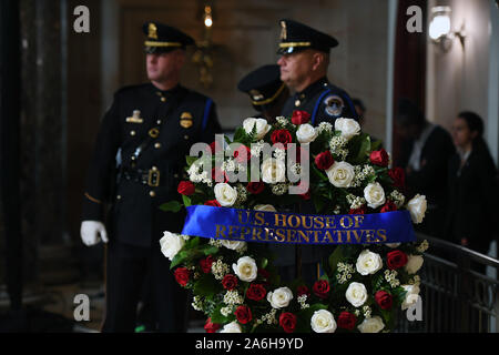 Washington, DC. 24 Okt, 2019. Menschen versammeln sich für eine Trauerfeier für uns Vertreter Elijah Cummings (Demokrat von Maryland) in National Statuary Hall an der United States Capitol am Donnerstag, Oktober 24, 2019 in Washington, DC. Der Service Cummings im Zustand vor der US-Handelskammer Lügen voraus. Credit: Matt McClain/Pool über CNP | Verwendung der weltweiten Kredit: dpa/Alamy leben Nachrichten Stockfoto