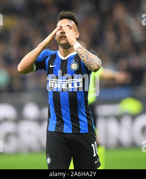 Mailand, Italien. 26 Okt, 2019. FC Inter Lautaro Martinez reagiert während einer Serie ein Fußballspiel zwischen dem FC Inter und Parma in Mailand, Italien, 26. Oktober, 2019. Credit: Alberto Lingria/Xinhua/Alamy leben Nachrichten Stockfoto