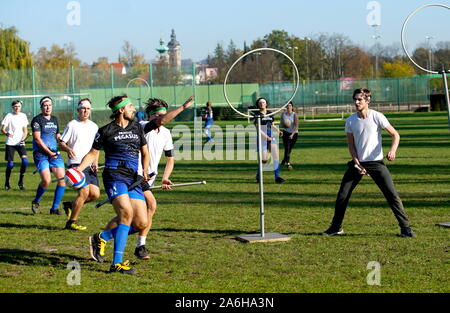 Budweis, Tschechische Republik. 26 Okt, 2019. Spieler konkurrieren bei einem Match zwischen Team Zlatonky Saazer und team Prag Pegasus bei der ersten Quidditch Meisterschaft in Budweis in der Tschechischen Republik, Okt. 26, 2019. Quidditch ist die semi-Kontakt Sport auf dem fiktiven Spiel aus der populären Harry Potter Romanen basieren. Credit: Dana Kesnerova/Xinhua/Alamy leben Nachrichten Stockfoto