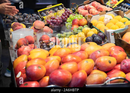 Frucht am Mercat St. Josep La Boqueria, Barcelona, Spanien Abschaltdruck Stockfoto