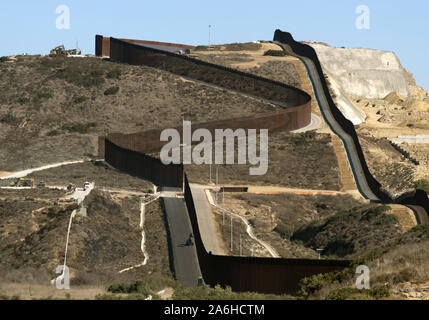 San Diego, Kalifornien, USA. 26 Okt, 2019. Zwei stahl Zäune an der Grenze zwischen den Vereinigten Staaten und Mexiko Schlange über einen Hügel östlich der Grenze Feld State Park in Kalifornien. Der Bereich zwischen der Zäune ist ein "Niemandsland" von der United States Border Patrol patrouillierte. Mexiko ist auf der rechten Seite. Grenze Feld State Park liegt an der Pazifikküste, auf dem der Zaun endet ein paar Meter ins Meer und ist die südwestliche Ecke der Vereinigten Staaten betrachtet. Quelle: David Barak/ZUMA Draht/Alamy leben Nachrichten Stockfoto