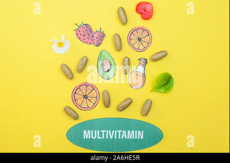 Konzept multivitamins und Ergänzungen, ein Brunnen der Kapseln und nützliche Produkte auf gelbem Hintergrund Stockfoto