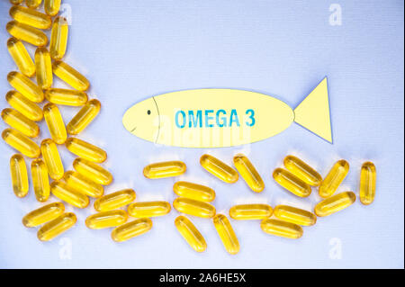 Fischöl Omega 3 Soft Gelkapsel Pillen, gesundes Produkt und Ergänzung Konzept, flach Stockfoto