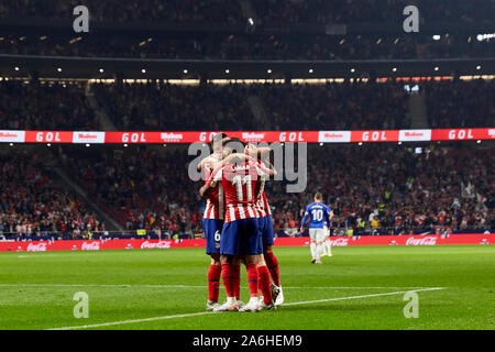 Madrid, Spanien. 26 Okt, 2019. Die Spieler von Atlético de Madrid feiern ein Tor in der Liga Match zwischen Atletico de Madrid und Athletic Club de Bilbao bei Wanda Metropolitano Stadion in Madrid. (Endstand; Atletico de Madrid 2:0 Athletic Club de Bilbao) Credit: SOPA Images Limited/Alamy leben Nachrichten Stockfoto