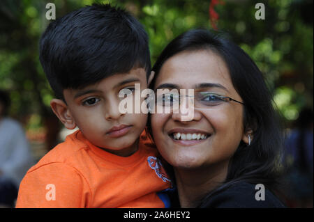 Mumbai, Maharashtra, Indien, Südostasien : November 2018 Indian Bruder und Schwester Spaß im Resort Stockfoto